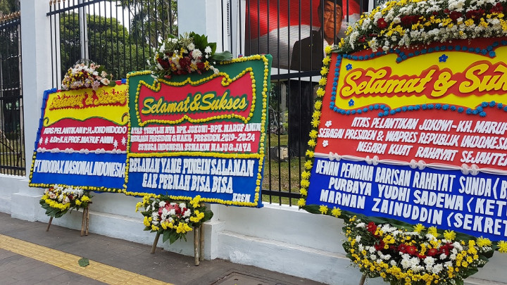 Karangan Bunga untuk Jokowi-Ma'ruf Hiasi Kompleks Parlemen