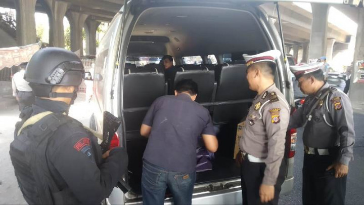 Polres Cirebon Sekat Warga di Gerbang Tol Plumbon