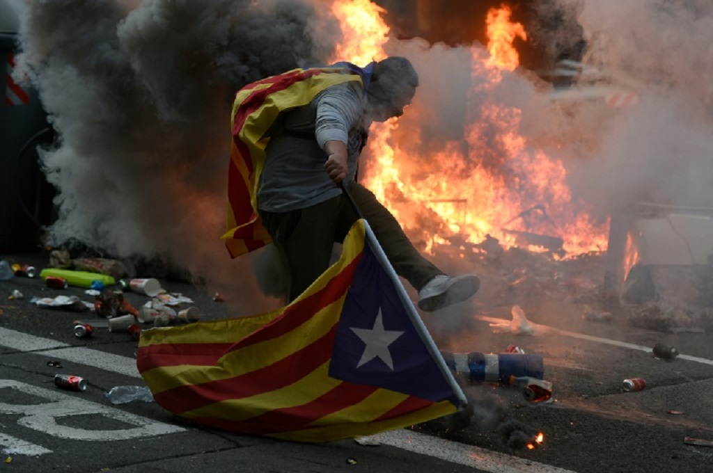 Seorang demonstran memegang bendera Catalonia dalam aksi protes di Barcelona, Spanyol, Sabtu 19 Oktober 2019. (Foto: AFP / Josep LAGO)