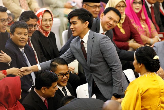 Pelantikan Jokowi, Kaesang Makin Gagah Pakai Jas Slim Fit