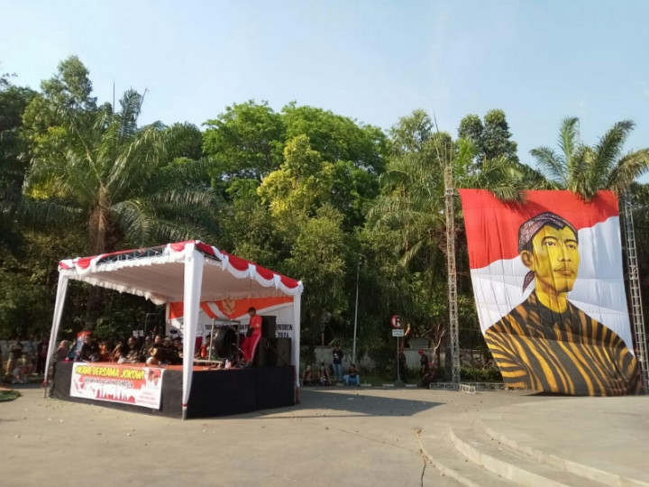 Relawan di Solo Bentangkan Kain Raksasa Bergambar Jokowi
