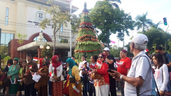 Relawan Jokowi-Ma'ruf Tasyakuran dengan Tumpeng Tujuh Meter