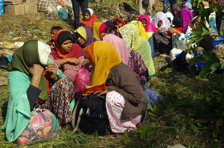Bangladesh Pindahkan Rohingya ke Pulau Rawan Banjir
