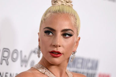 Lady Gaga Jatuh dari Atas Panggung