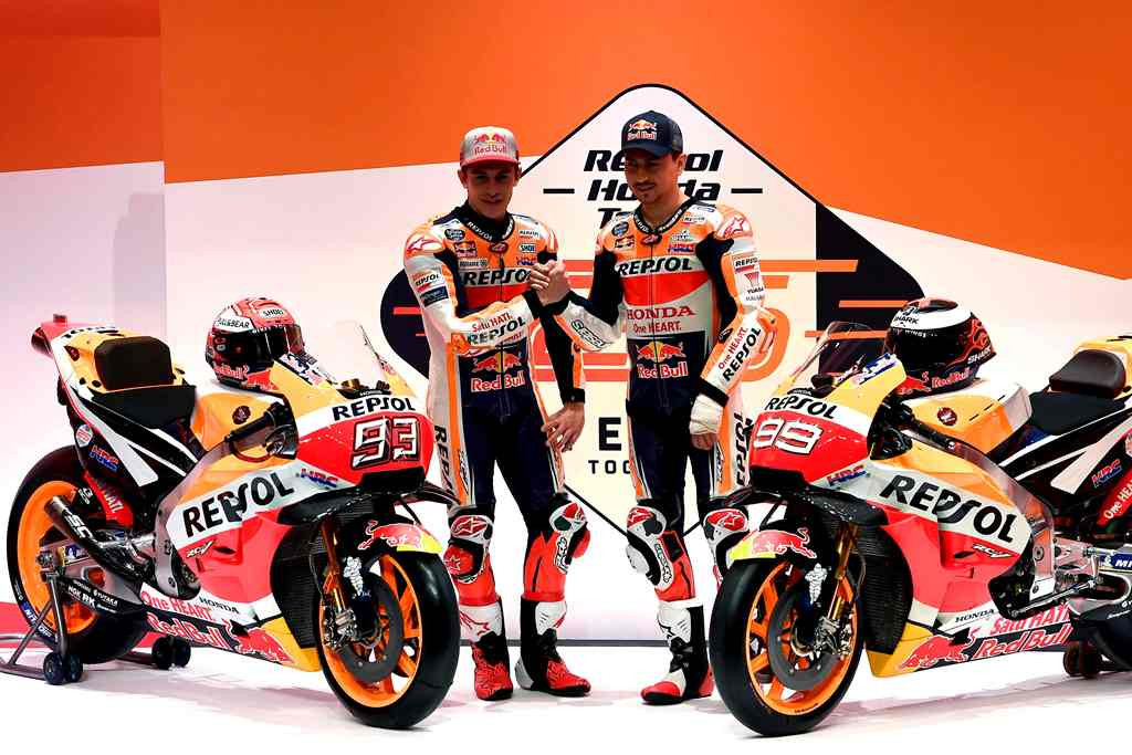 Pembalap Repsol Honda, Marc Marquez (kiri) dan Jorge Lorenzo. (PIERRE-PHILIPPE MARCOU / AFP)