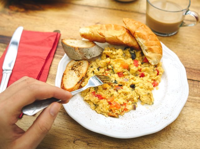 Cara Buat Telur Orak-arik Sempurna tanpa Gunakan Susu