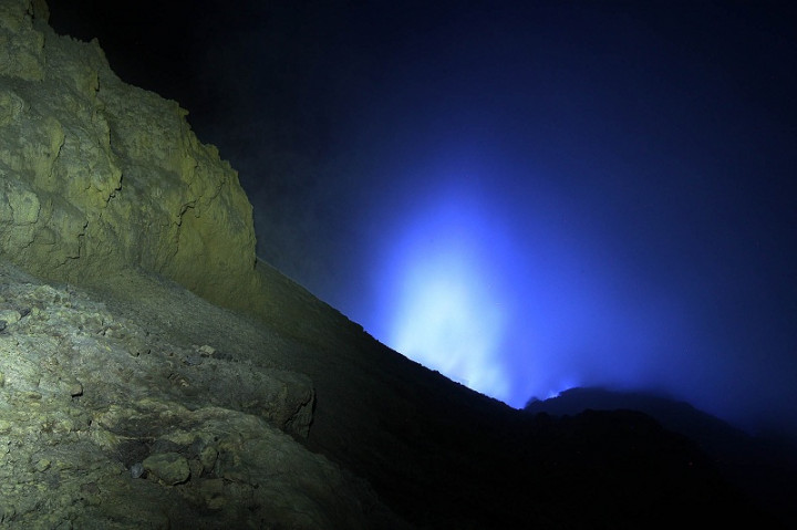 Wisata <i>Blue Fire</i> Ijen Ditutup Sementara