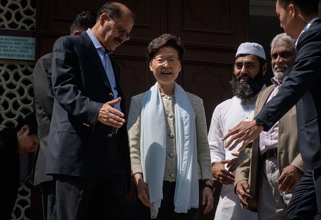 Pemimpin Hong Kong, Carrie Lam temui Imam Masjid Kowloon untuk meminta maaf. (Foto: AFP).