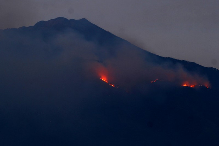 Angin Kencang Sulitkan Pemadaman Gunung Arjuno