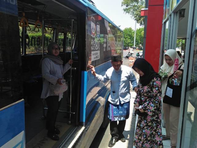 Peringatan Hari Santri, Karyawan Trans Semarang Kenakan Baju Muslim