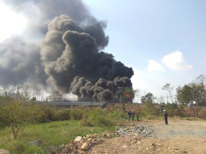 Pipa Minyak Pertamina di Cimahi Selatan Terbakar