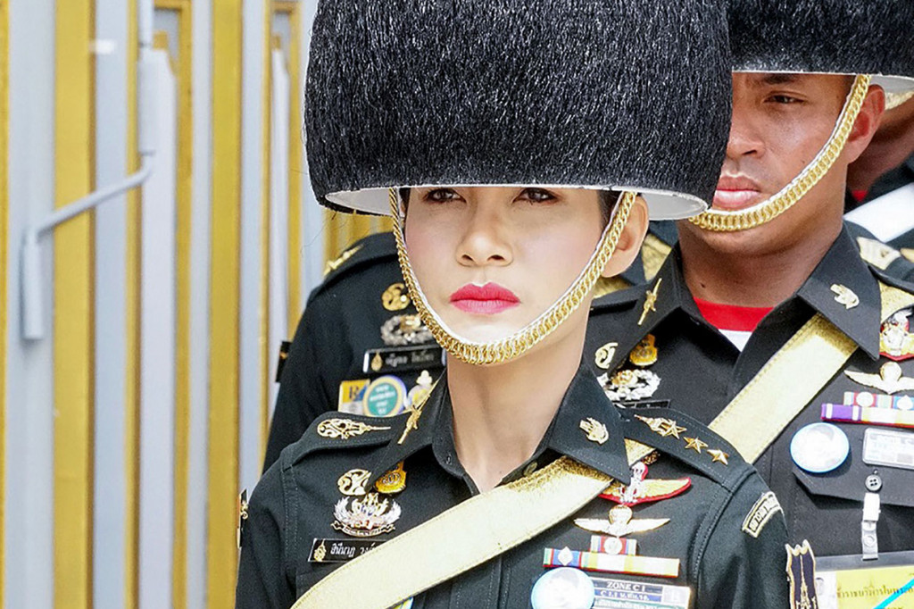 Raja Thailand Copot Semua Gelar Selirnya