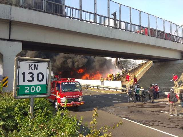 Arus Tol Cileunyi Dialihkan Akibat Kebakaran Pipa Minyak