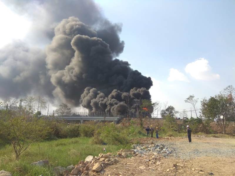 Pipa minyak milik Pertamina terbakar di Kelurahan Melong, Kecamatan Cimahi Selatan, Jawa Barat, Selasa, 22 Oktober 2019. Foto : Medcom.id/ P Aditya Prakasa.