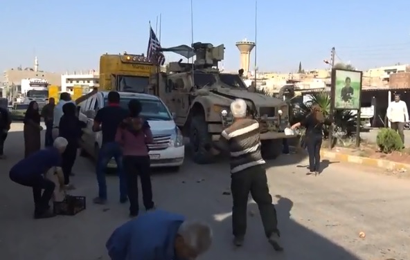 Tentara AS Dilempari Tomat Busuk oleh Warga Kurdi