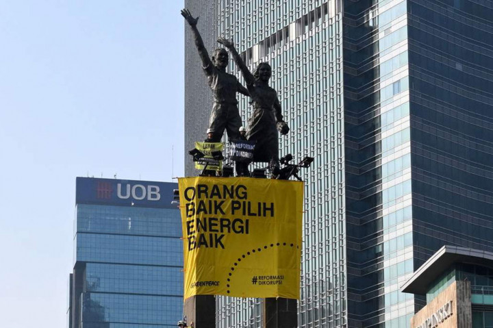 Greenpeace Pasang Spanduk Raksasa di Bundaran HI