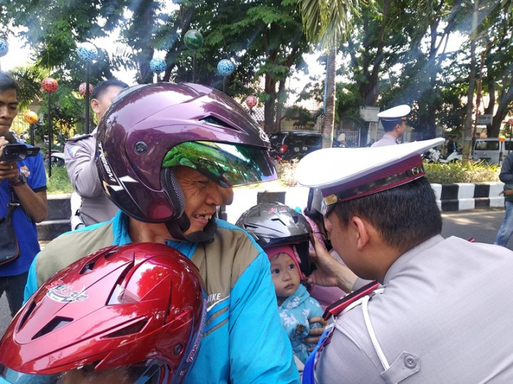 Polresta Sidoarjo Bagikan Helm saat Operasi Zebra Semeru