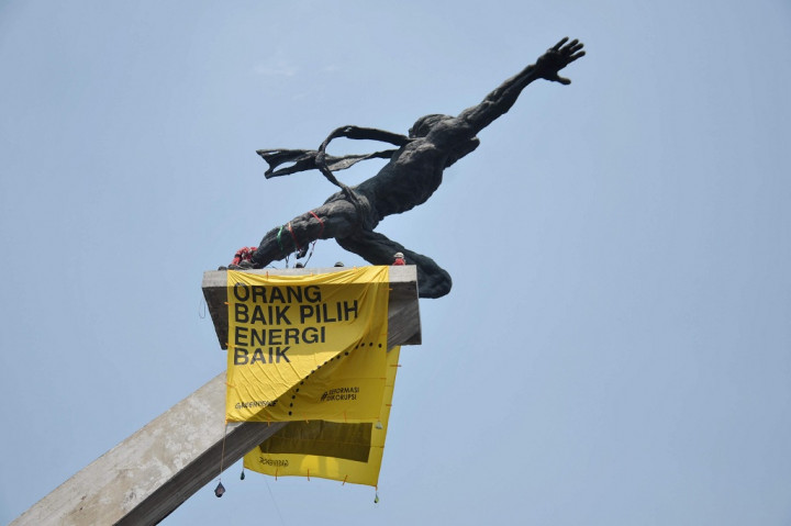 Anies Bela Spanduk Greenpeace