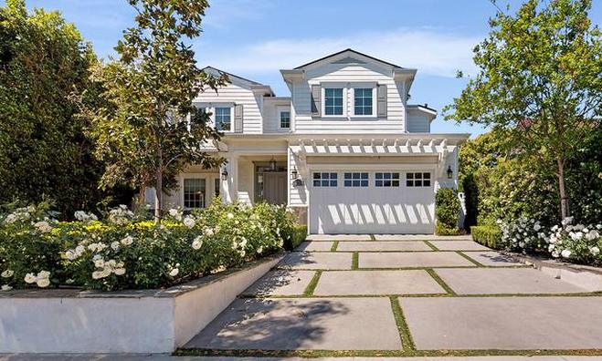 Dakota Fanning Beli Rumah Klasik Rp41,4 Miliar