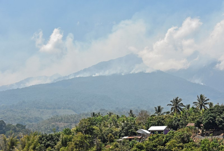 Petugas Masih Berjuang Padamkan Api di Gunung Rinjani