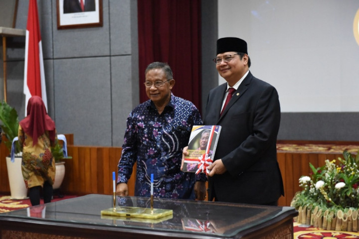 Darmin Serahkan Jabatan ke Airlangga