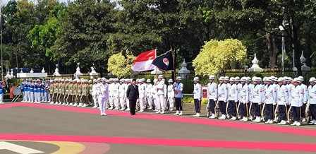 Menteri Pertahanan Prabowo Subianto inspeksi pasukan saat melakukan upacara jajar kehormatan di Kantor Kementerian Pertahanan, Jakarta. Foto: Kautsar Widya Prabowo/Medcom.id