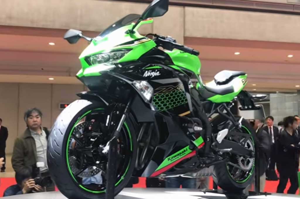 Penampakan Kawasaki Ninja ZX-25R yang mempunyai konfigurasi unik 4 silinder yang lama ditunggu-tunggu para pengguna moge. Kawasaki