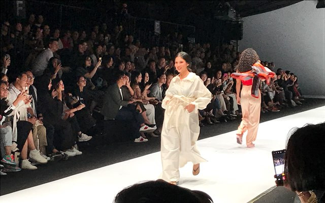 Dian Sastro juga turut hadir dalam acara upcycling fashion concept di JFW 2020. (Foto: Dok. Medcom.id/Raka Lestari)