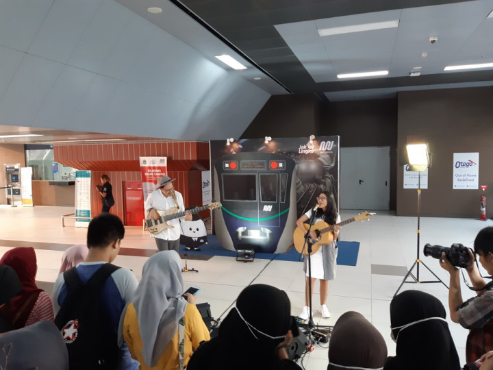Keseruan Endah N Rhesa Tampil di Stasiun MRT