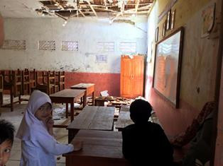 Atap Sekolah di Garut Ambruk Diterjang Angin Kencang