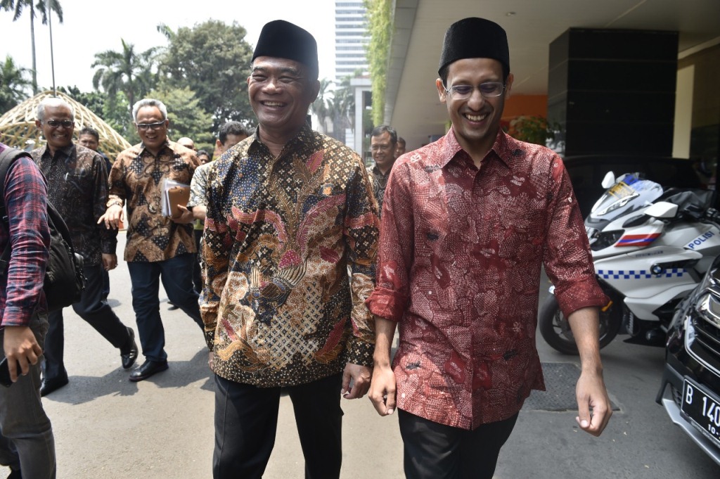 Mendikbud Nadiem Makarim (kanan) dan Menko PMK, Muhadjir Effendy (kiri) usai Salat Jumat Bersama. Foto: Kemendikbud/BKLM