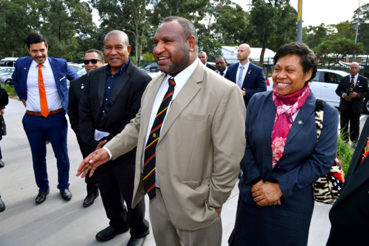 Mobil Mewah Bekas KTT APEC Diserahkan ke PM Papua Nugini