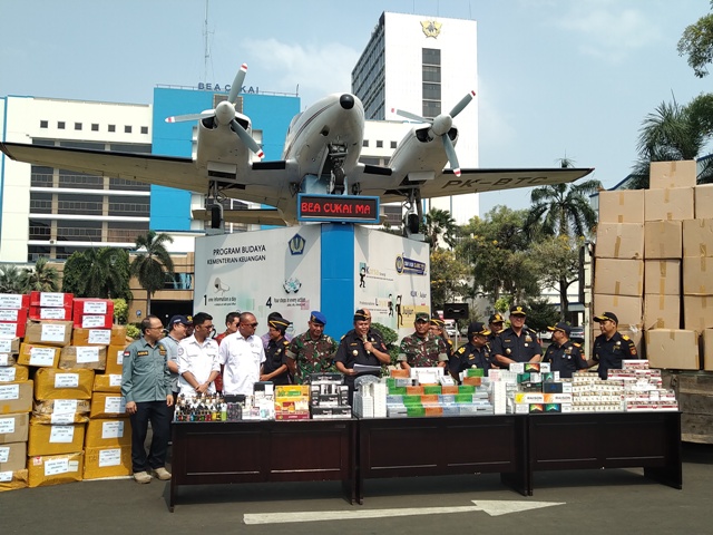 Petugas Bea Cukai memperlihatkan barang bukti rokok tanpa dilekati pita Cukai yang telah disita. Foto: Medcom.id/Ilham Wibowo