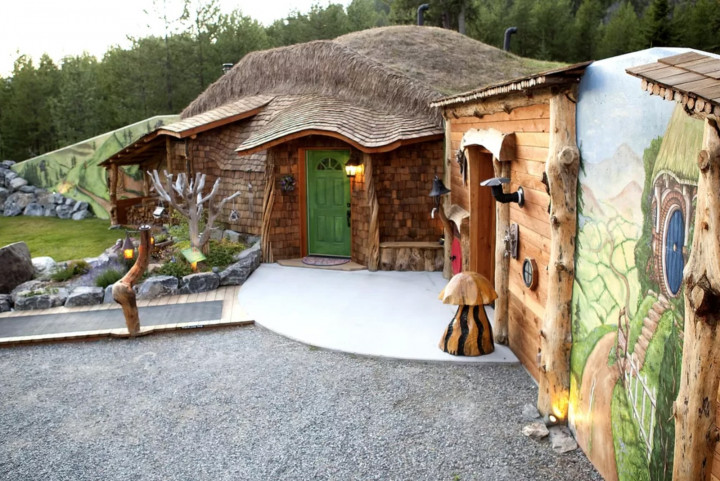 Empat Penginapan Bertema Unik