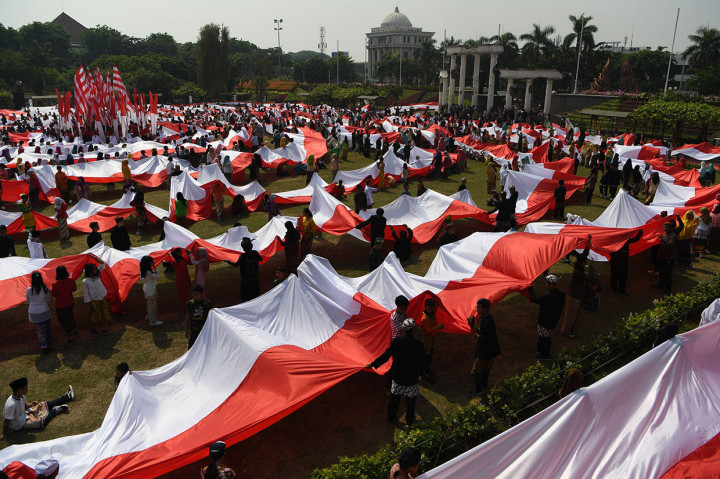 Ribuan Pelajar Surabaya Bentangkan Bendera Merah Putih 2 Km