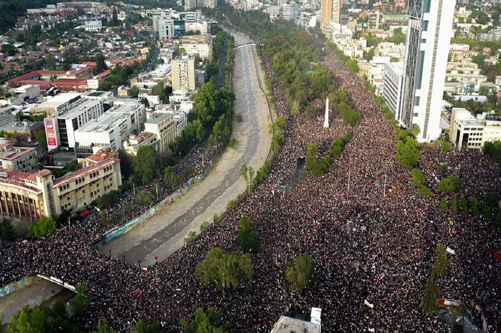 Foto udara memperlihatkan jalanan Santiago, Chile, dipadati sekitar satu juta orang, Jumat 25 Oktober 2019. (Foto: Pedro Ugarte/AFP)