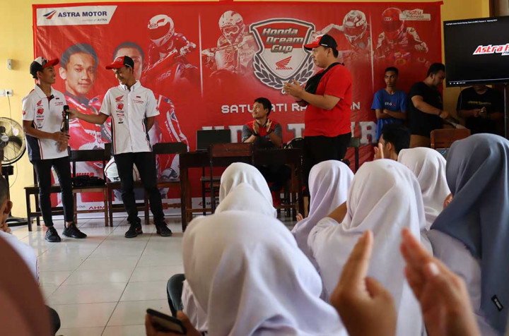 Sosialisasi Aman Berkendara ala Pembalap Honda