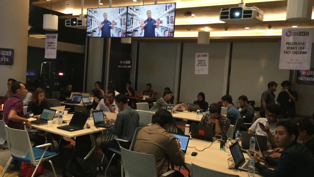 Sebanyak 24 delegasi media berkumpul dalam satu ruang redaksi berkolaborasi memeriksa fakta dan data dari kedua kandidat - Medcom.id/Wanda Indana.