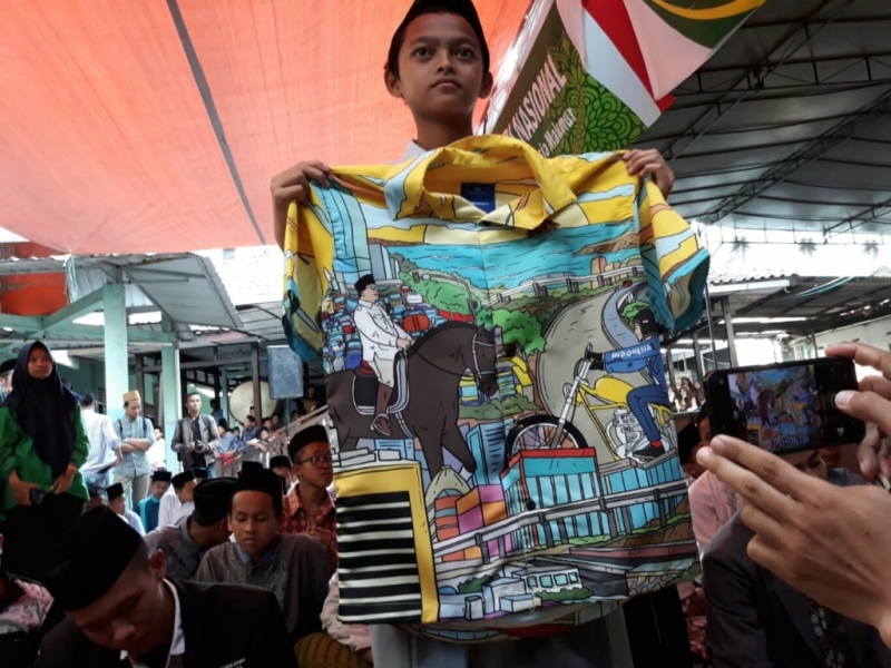 Kemeja yang dibagikan putra sulung Presiden Joko Widodo, Gibran Rakabuming Raka, kepada santri di Solo, Jateng. Foto: Medcom.id/Pythag Kurniati