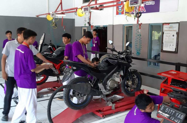 Digitalisasi Teknisi ala SMK Karya Nasional Jawa Barat