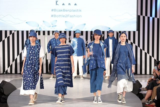 Karya fesyen kolaborasi sejumlah desainer untuk menggemakan gerakan #BijakBerplastik. (Foto: Dok. JFW)