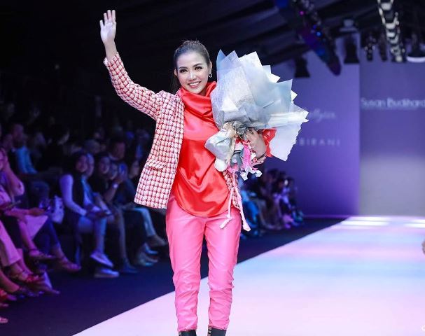 Bella Shofie Rigan pamerkan baju hasil kreasinya di JFW 2020. (Foto: Dok. Instagram Bella Shofie Rigan/@bellashofie_rigan)