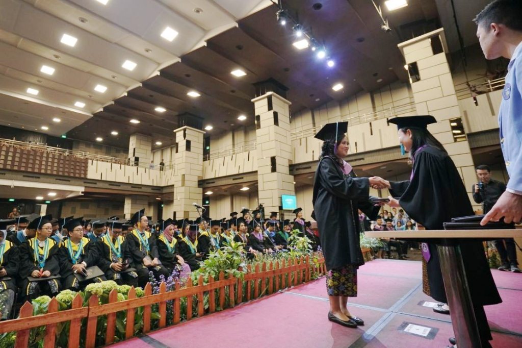 Wisuda Universitas Kristen Maranatha.  Foto:  Maranatha/Humas