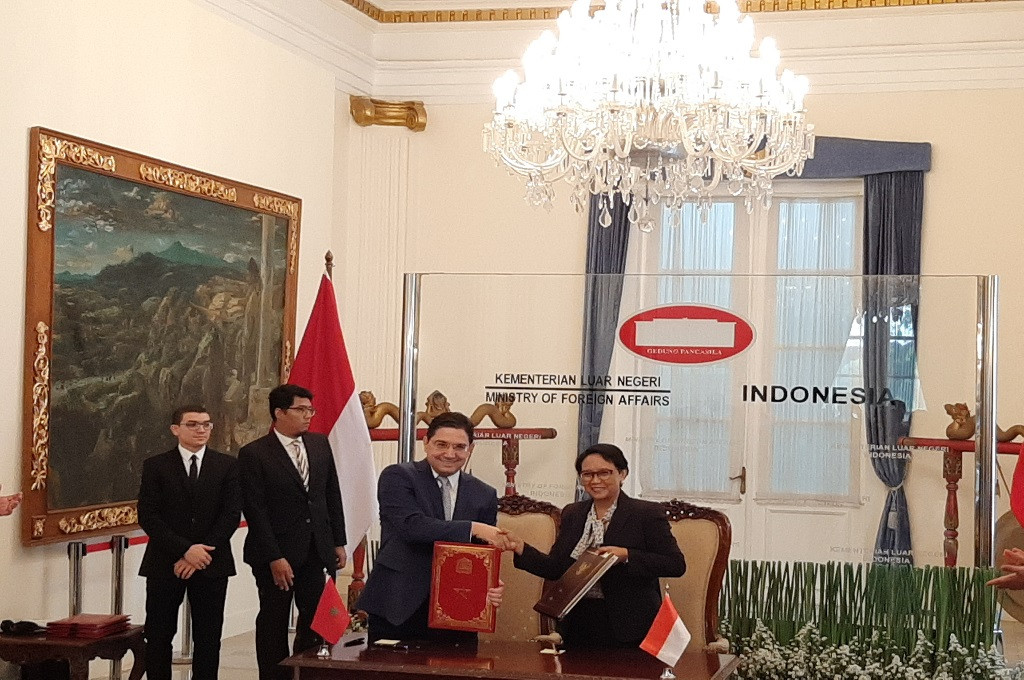 Menlu Retno Marsudi (kanan) berjabat tangan dengan Menlu Maroko Nasser Bourita di Kemenlu RI, Jakarta, Senin 28 Oktober 2019. (Foto: Medcom.id/Marcheilla Ariesta)