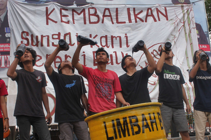 Protes Pencemaran Sungai Ciujung, Mahasiswa Minum Air Limbah