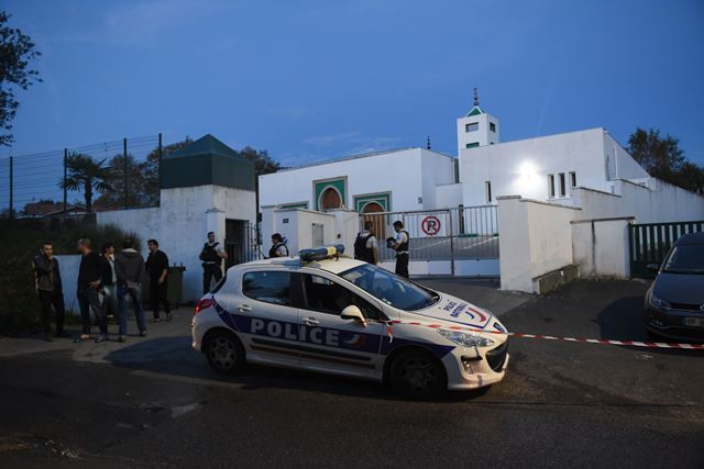 Tembak Dua Orang, Lansia Coba Bakar Masjid di Prancis