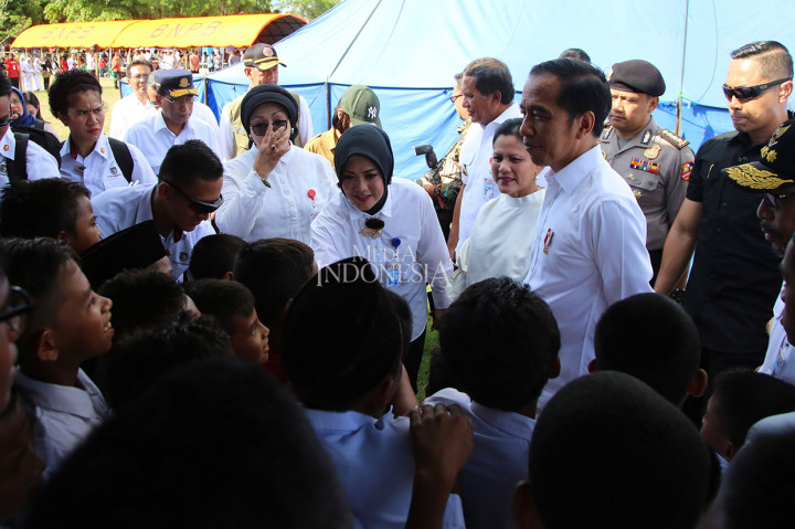 Antusias Warga Sambut Jokowi di Posko Pengungsian Ambon