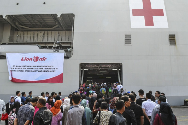 Keluarga Korban Jatuhnya Lion Air Tabur Bunga di Tanjungpakis