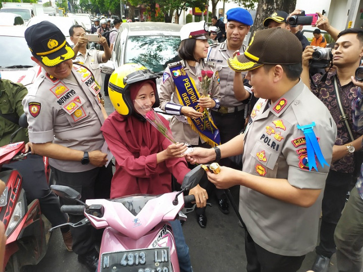 Pelanggar di Malang Diberi Helm saat Razia