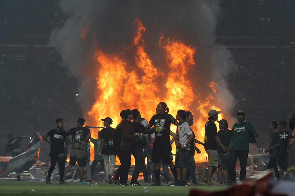 Persebaya Takluk, Suporter Mengamuk